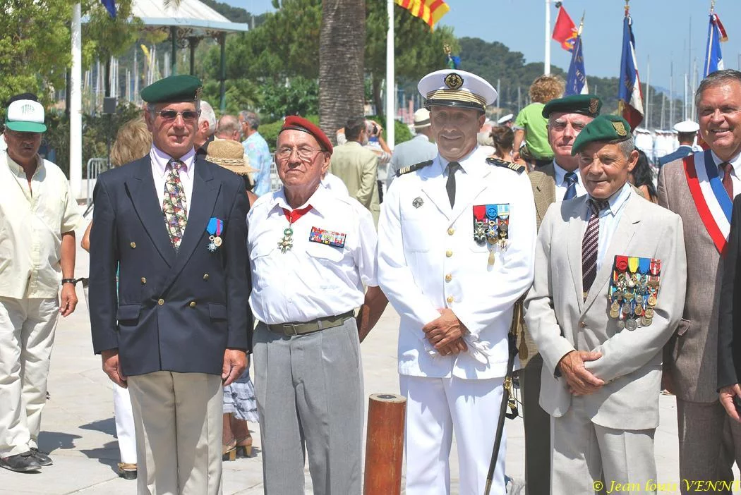 Le commandant entouré par les anciens combattants