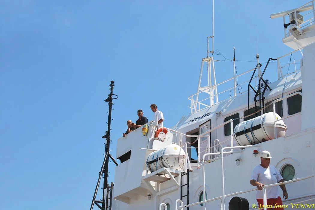 Les officiers surveillent la manoeuvre