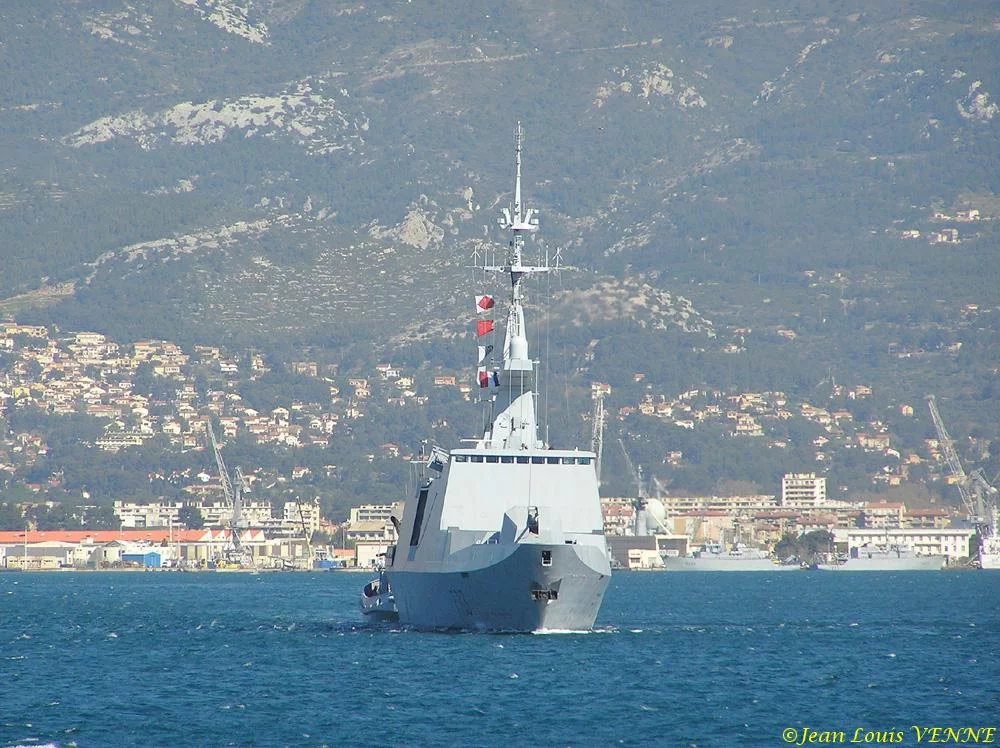 La frégate Aconit quitte Toulon