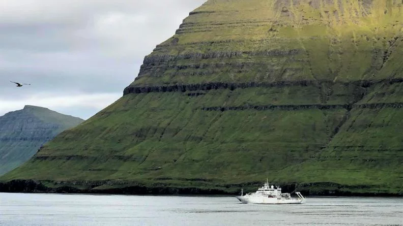 Le BHO Beautemps-Beaupré dans le fjord Djupini aux îles Féroé