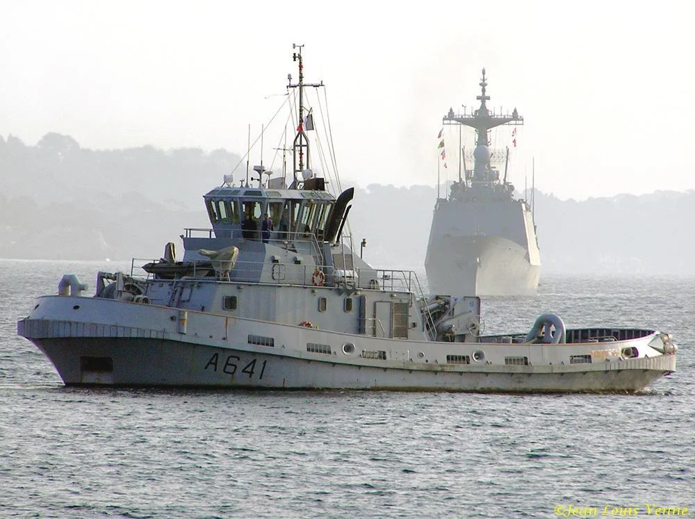 Le remorqueur Estérel et le destroyer lance-missiles CHUNGMUGONG YI SUN SHI