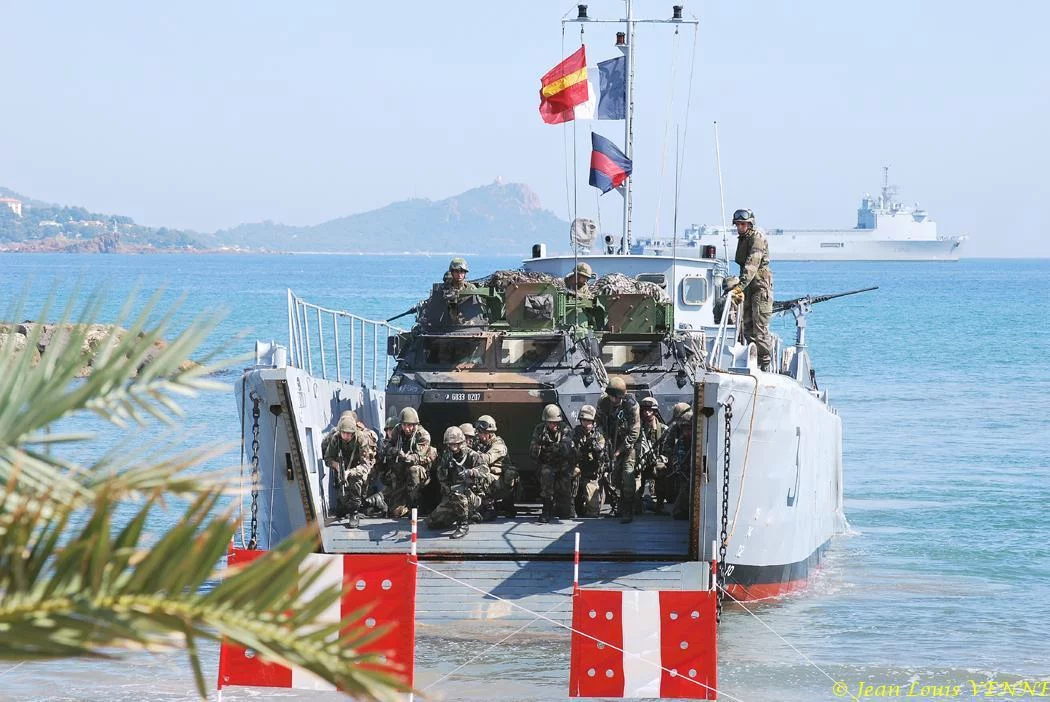 L'engin approche de la plage