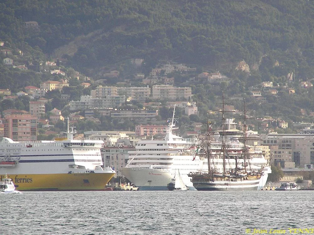 Le voilier école italien Amérigo Vespucci arrive à Toulon