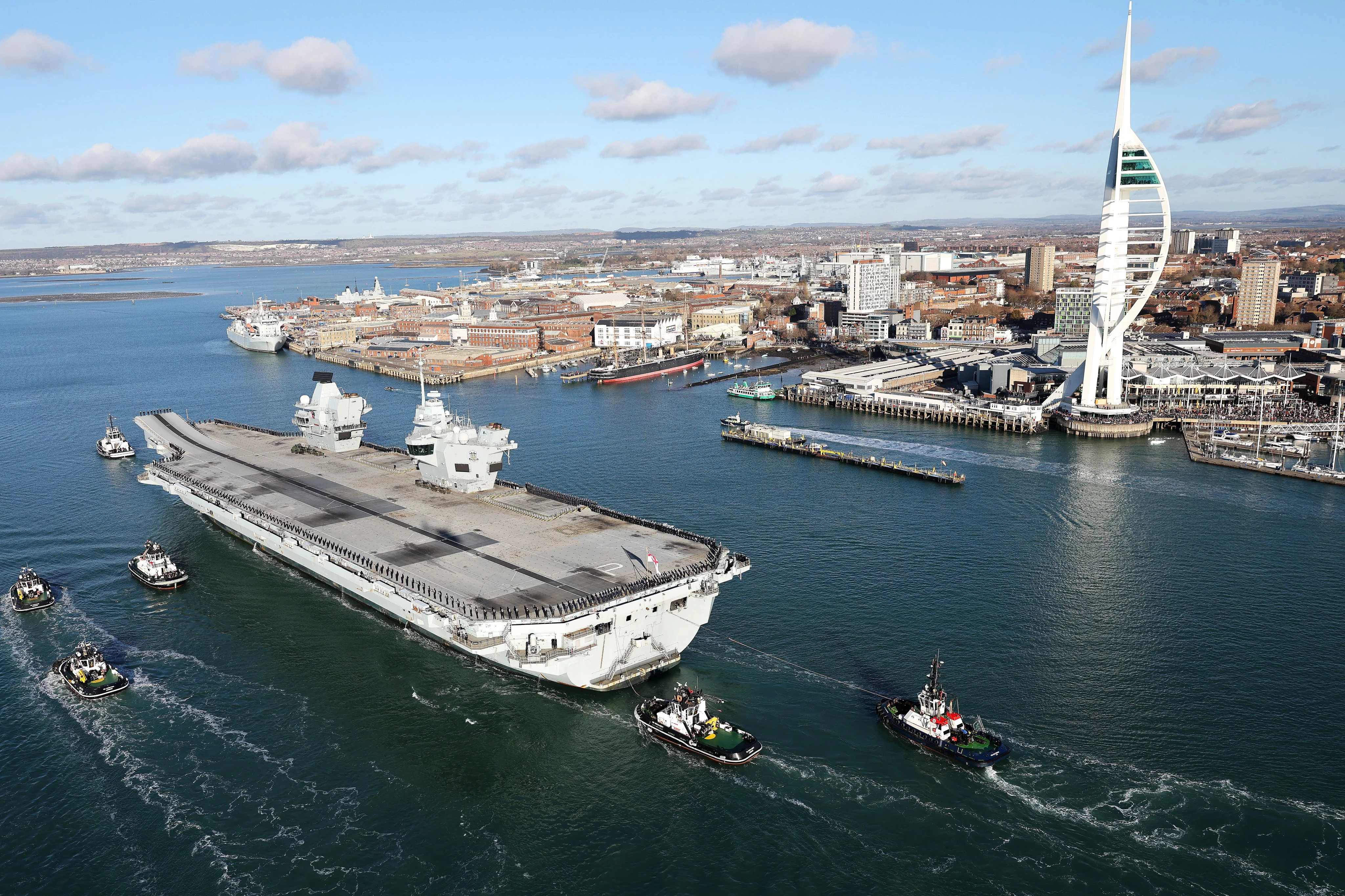 Le porte-avions britannique HMS Prince of Wales de retour à Portsmouth après 8 mois de mission
