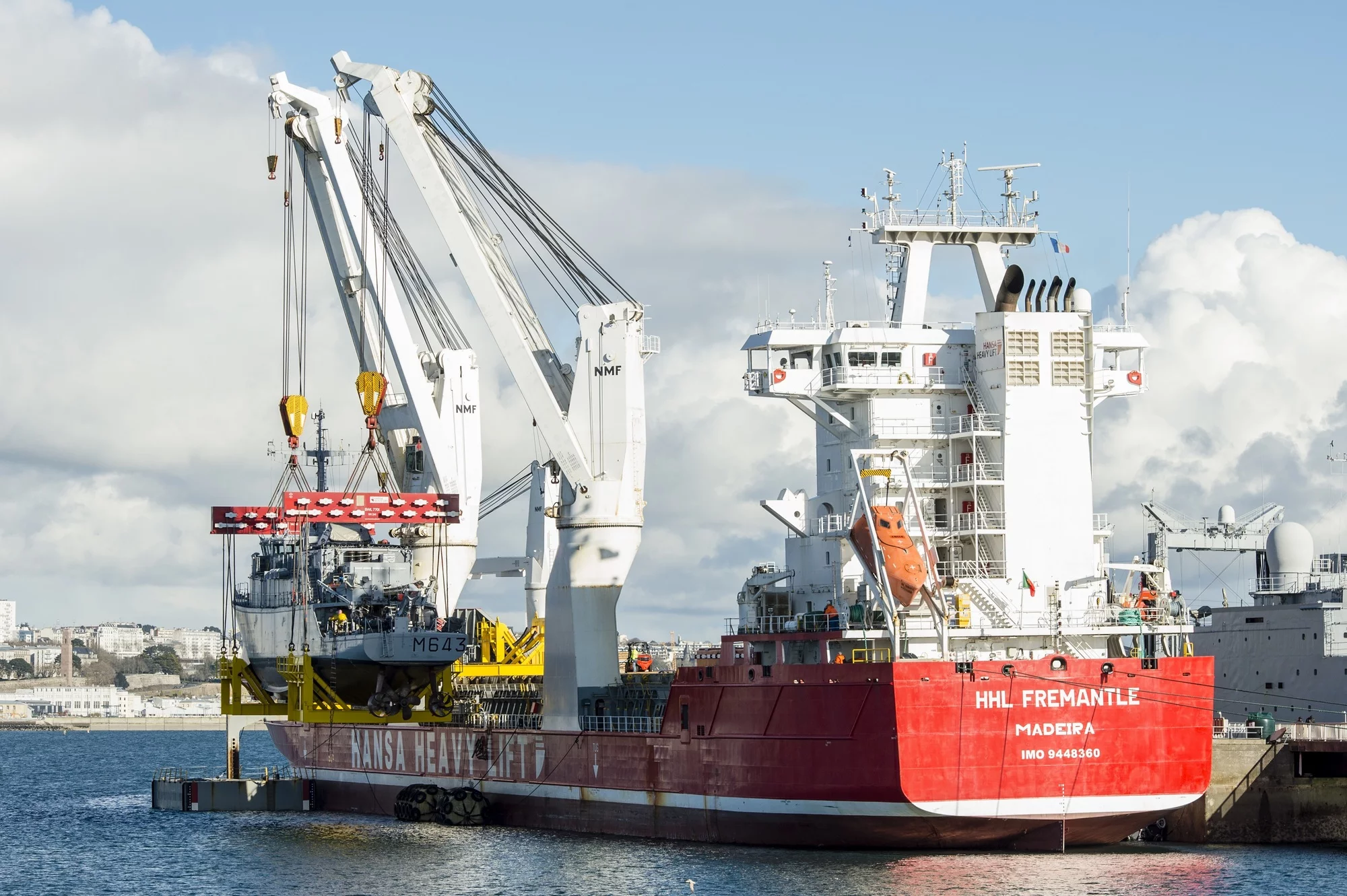 Embarquement de deux chasseurs de mines à Brest