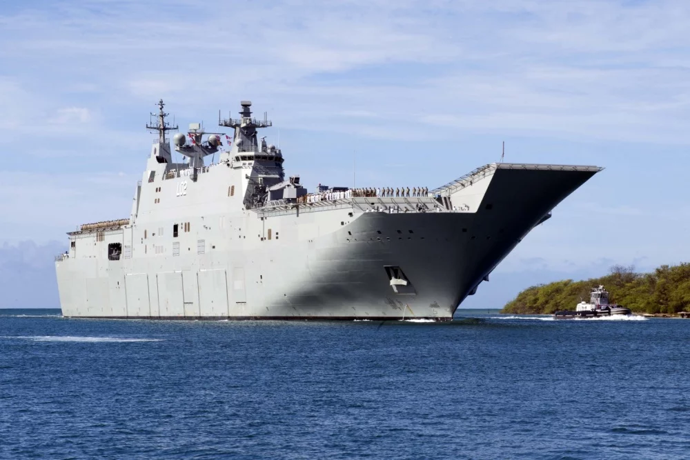 Le porte-hélicoptères amphibie australien HMAS Canberra