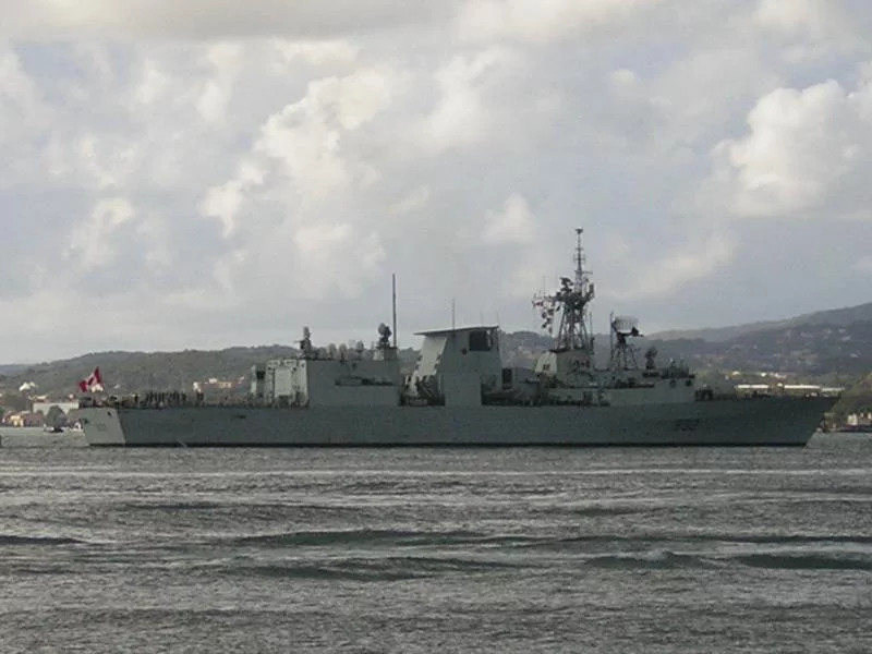 La frégate canadienne Ville de Québec arrive à Toulon