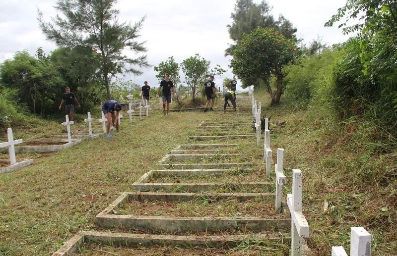 L’équipage du Floréal réhabilite des tombes de militaires français à Madagascar