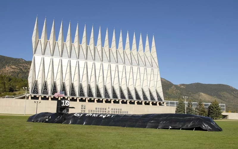 Une maquette de sous-marin devant l'US Air Force Academy