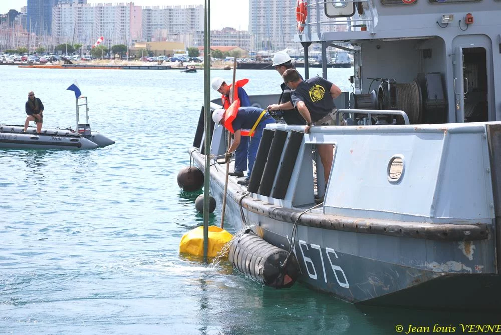 Le PGA 2, ponton-grue automoteur