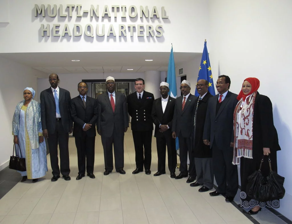 Le contre-amiral Peter Hudson et la délégation somalienne