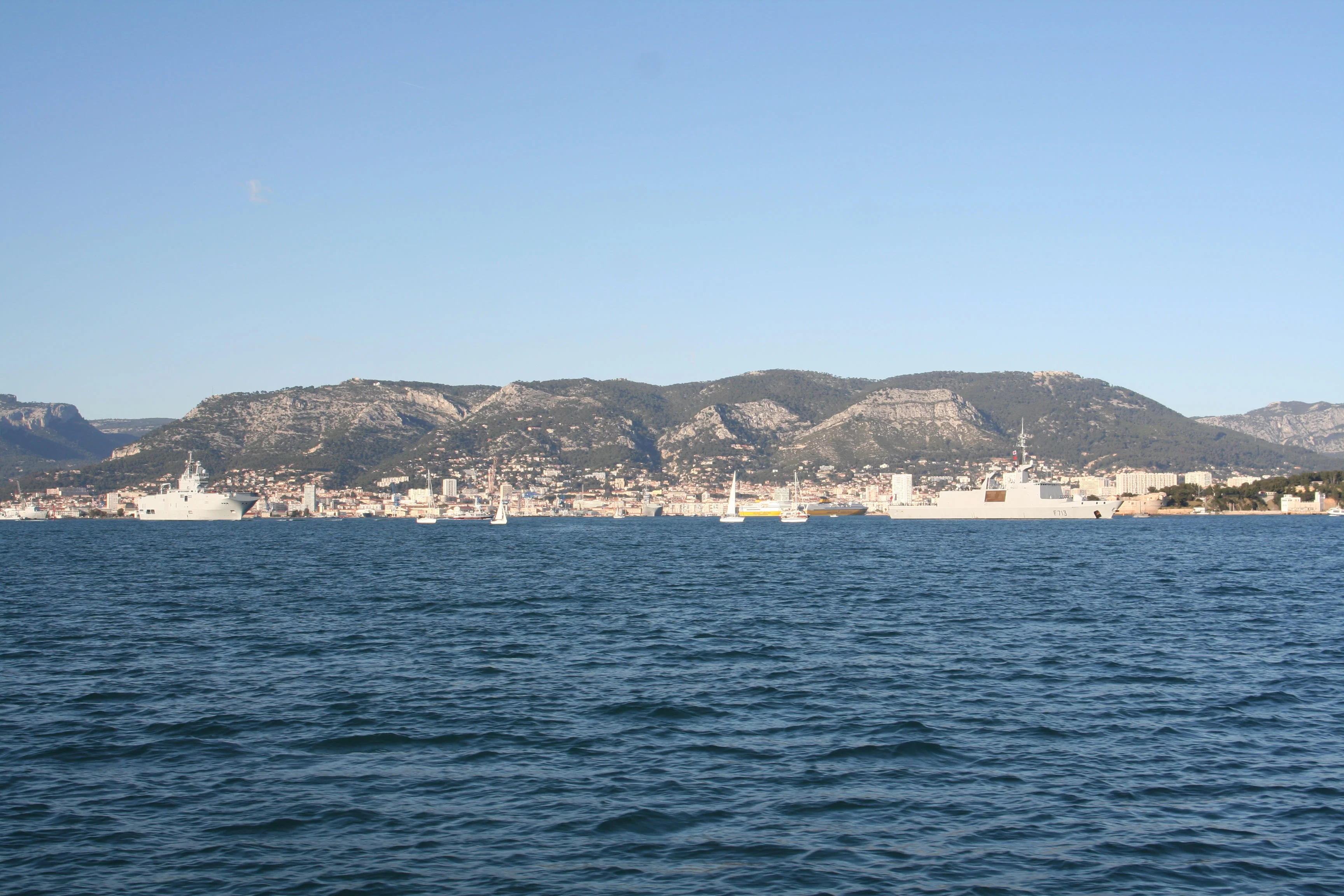 Le BPC Dixmude et la frégate Aconit