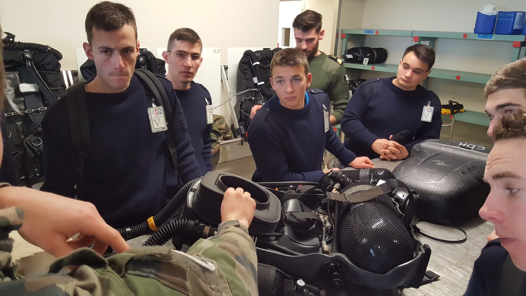 Les stagiaires écoutent la présentation du matériel de plongée