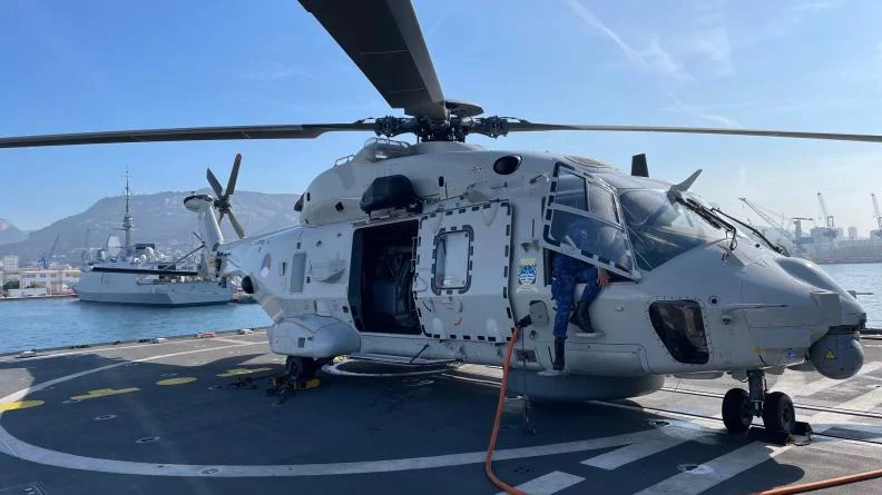 Un hélicoptère NH90 sur le pont d'envol d'une frégate FREMM