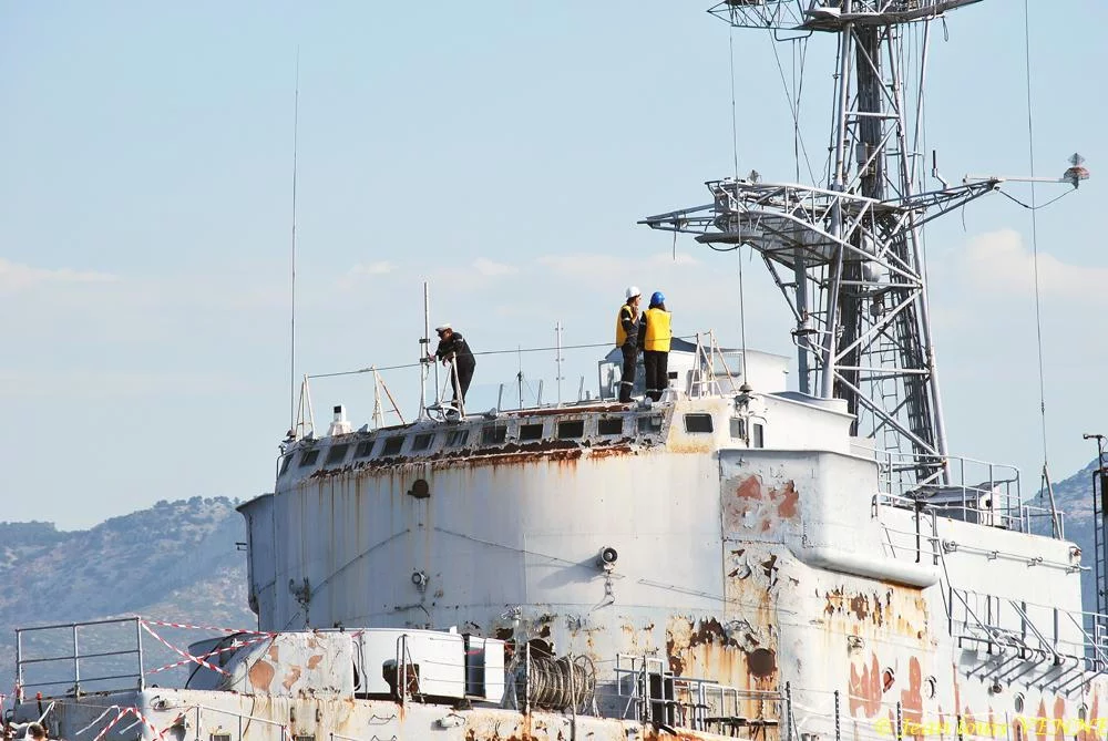 La coque de l’ex-aviso escorteur Commandant Rivière transférée de Saint-Mandrier à la base navale de Toulon
