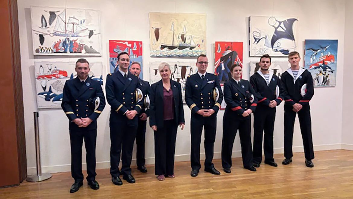 Unne délégation de l'équipage de la Thétis en visite à Garches