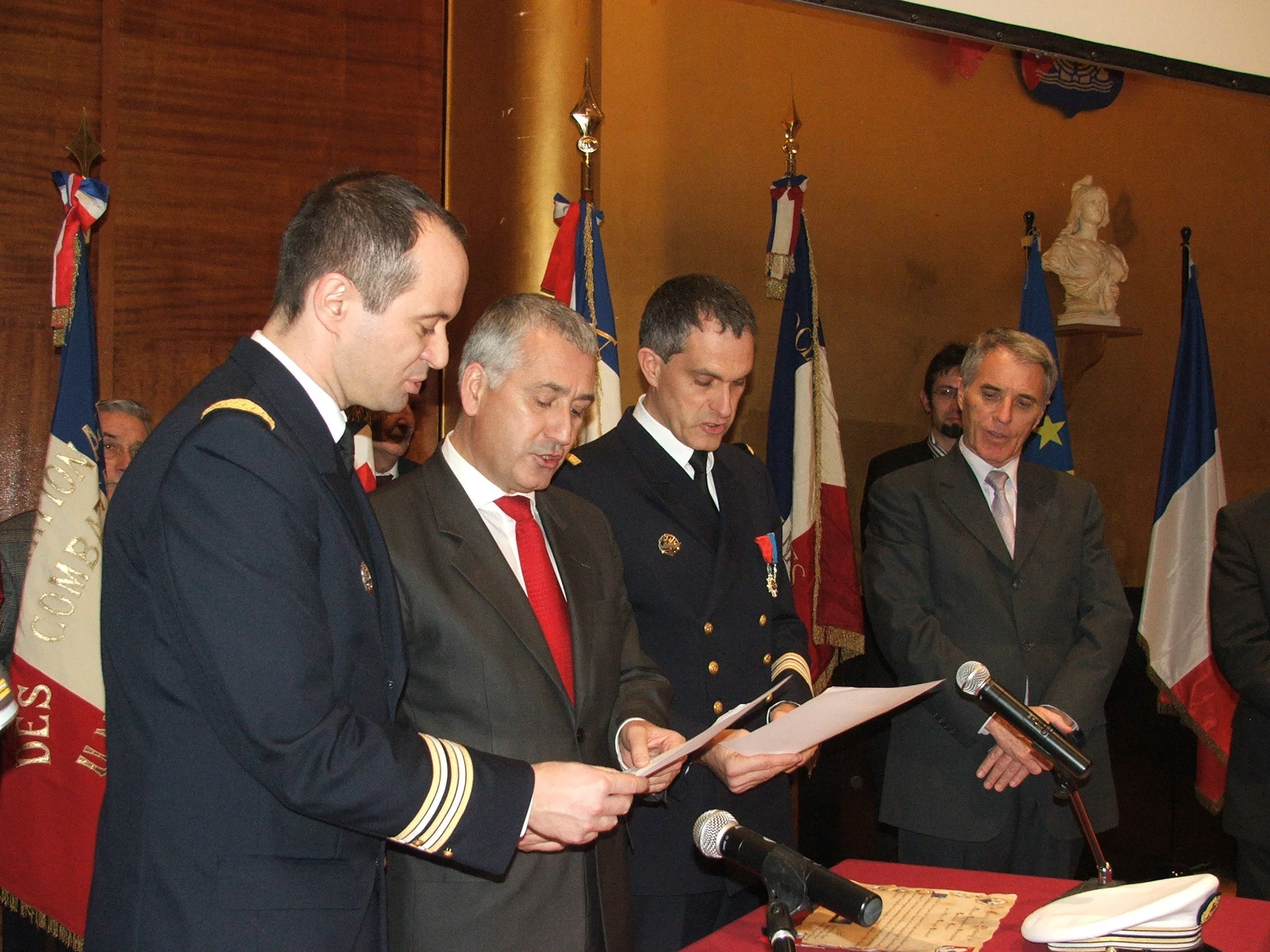 Le député-maire et les 2 commandants lisent la charte