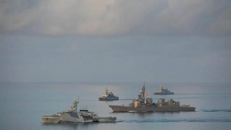 La frégate Vendémiaire parmi les participants de Kakadu