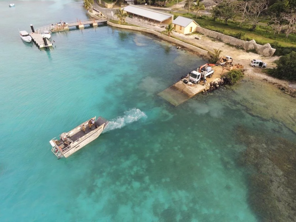 Une embarcation du Bougainville quitte un quai sur l'île des Pins