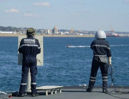 Une embarcation rapide suspecte s'approche du Tourville