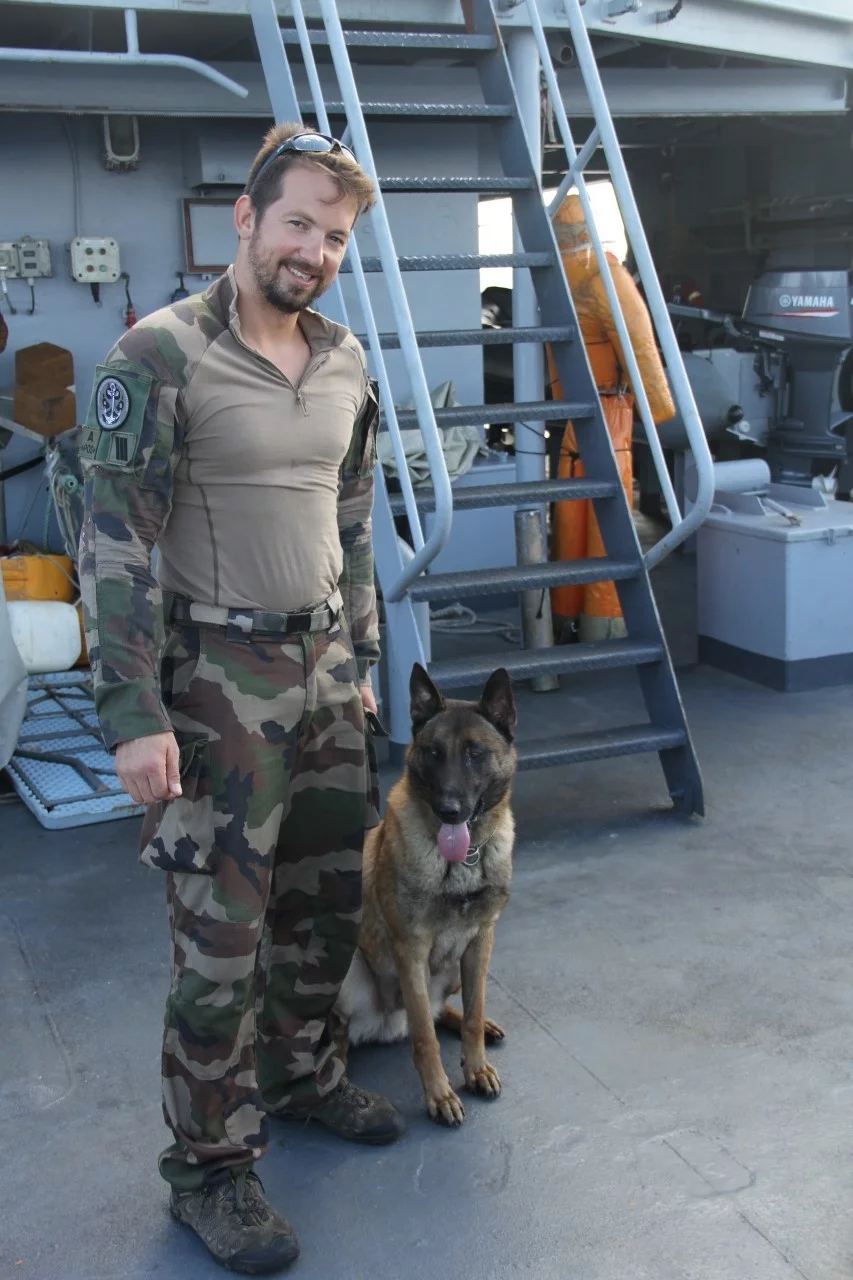Le chien Roudo et le maître Rémy à bord de la frégate Floréal