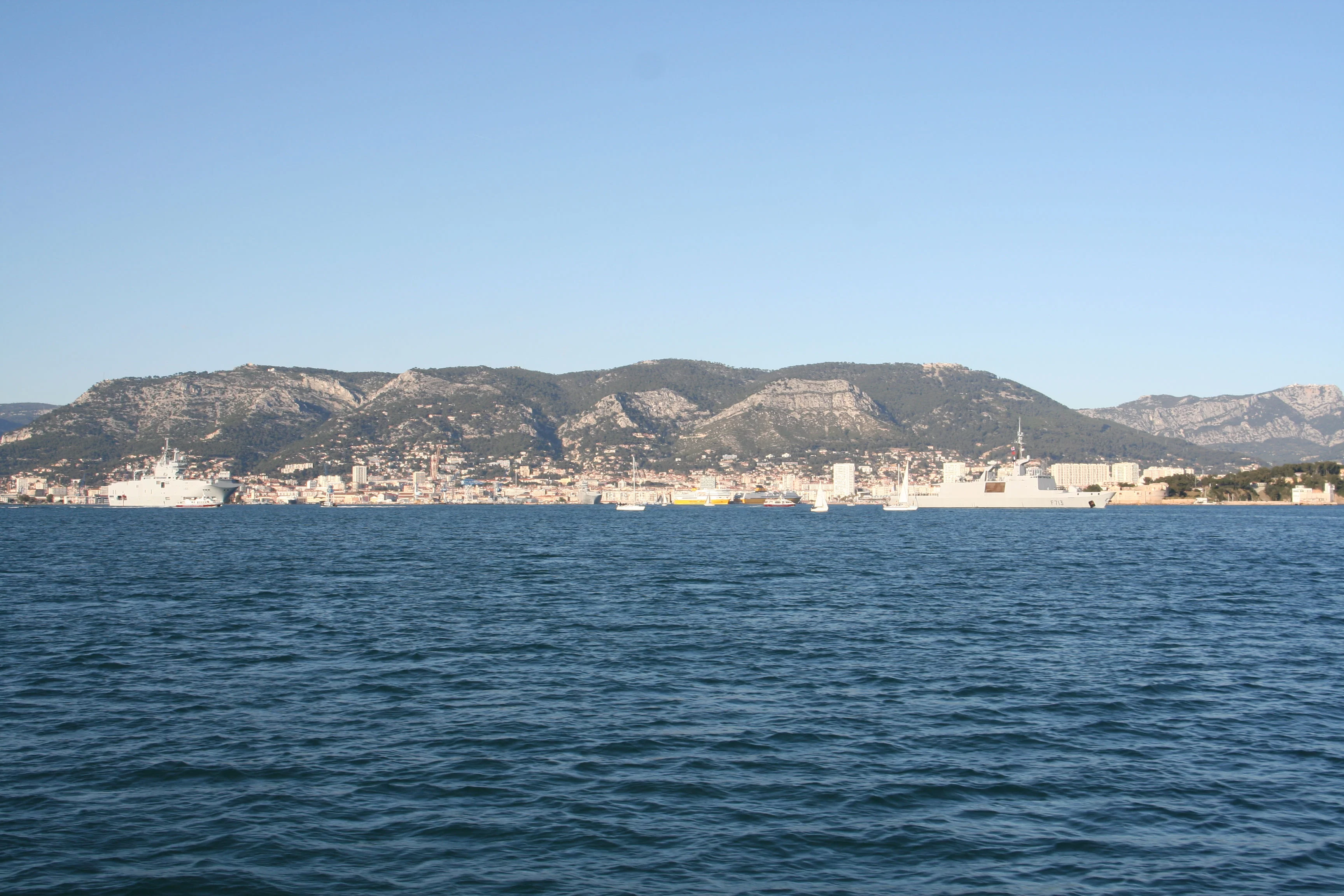 Le BPC Dixmude et la frégate Aconit