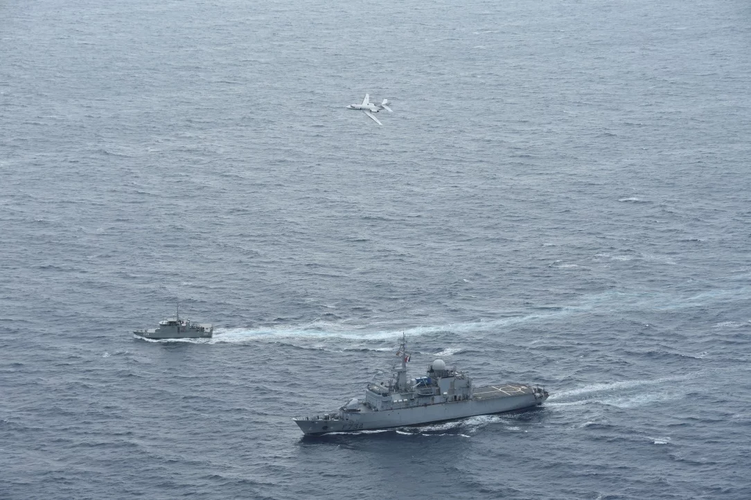 Un Falcon 200 Gardian survole le Vendémiaire et le patrouilleur Kikau, de la marine fidjienne