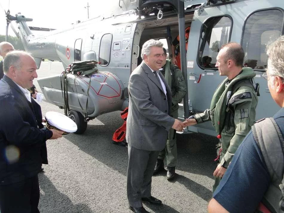 Le ministre délégué aux Transports à bord d’un hélicoptère EC225 de la Marine nationale