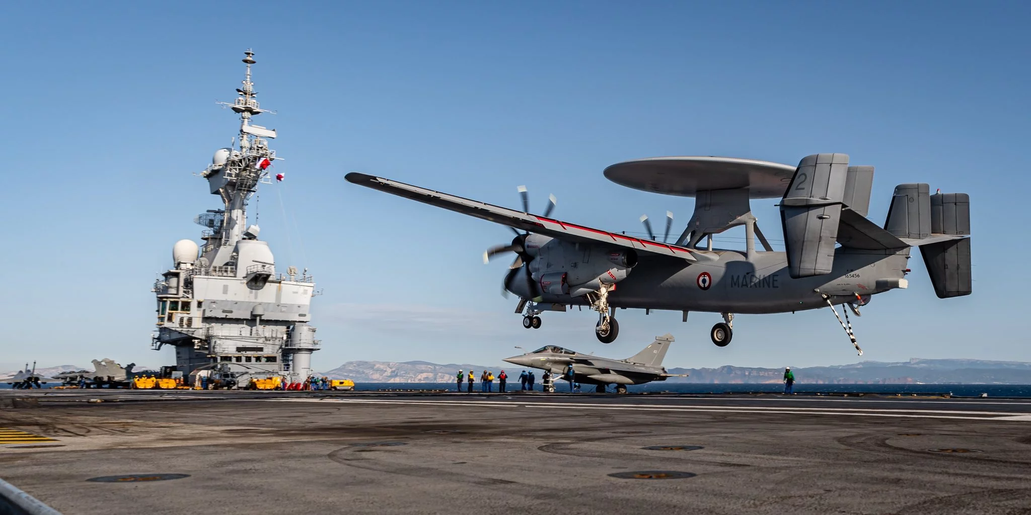 Appontage d'un avion de guet aérien Hawkeye sur le porte-avions Charles de Gaulle