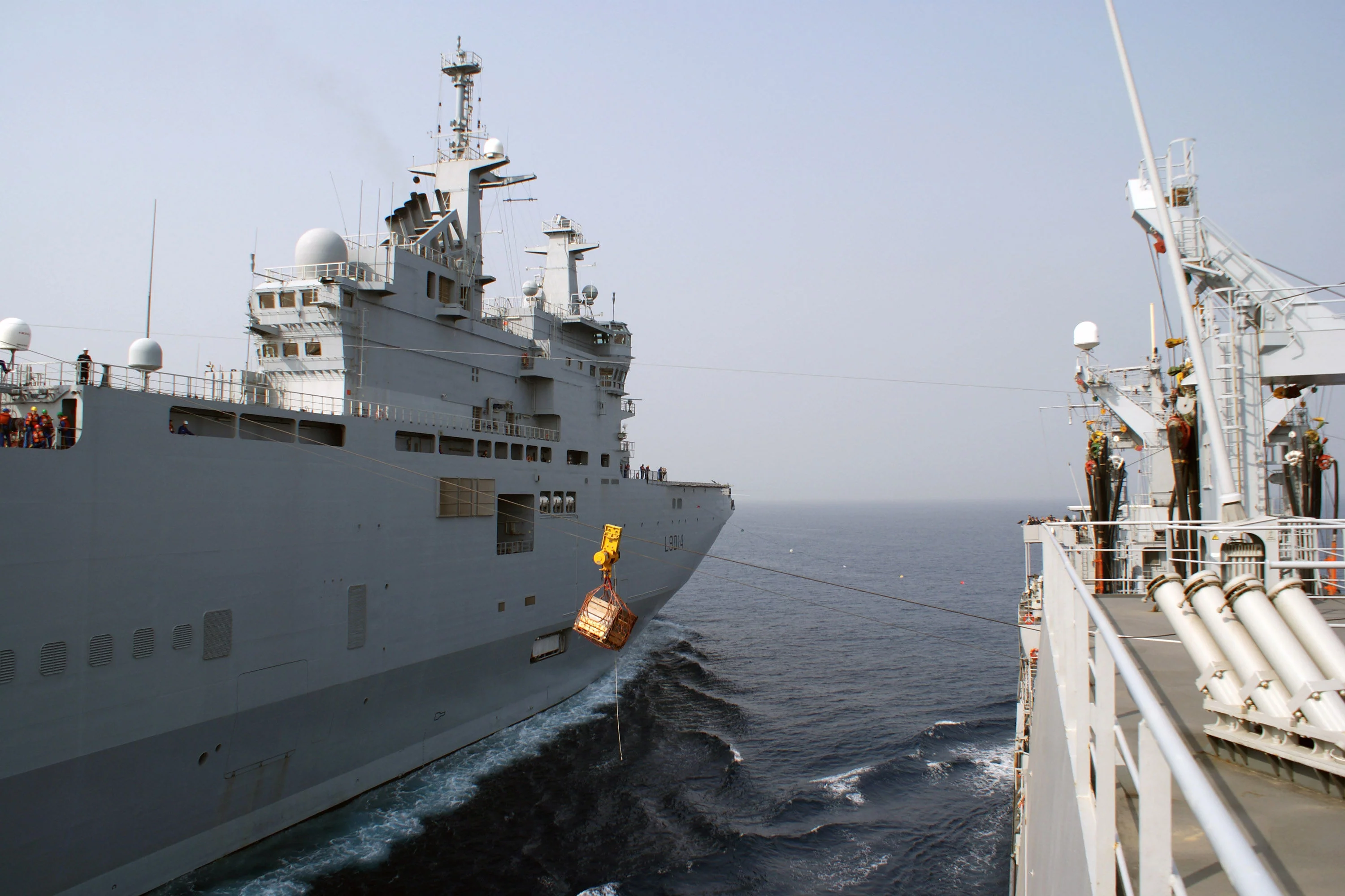 Le Hr. Ms. Amsterdam ravitaille le Tonnerre au large de la Côte d'Ivoire