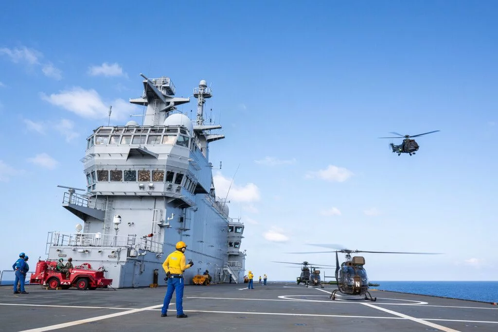 Des hélicoptères de l'armée de terre se posent sur le porte-hélicoptères Tonnerre