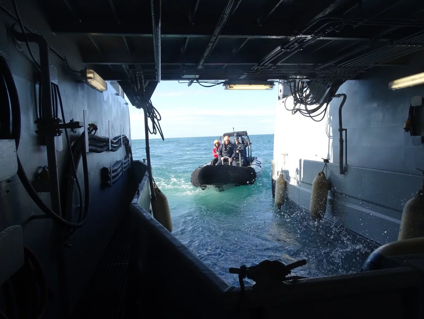 Mise à l'eau d'une embarcation semi-rigide à bord du Flamant