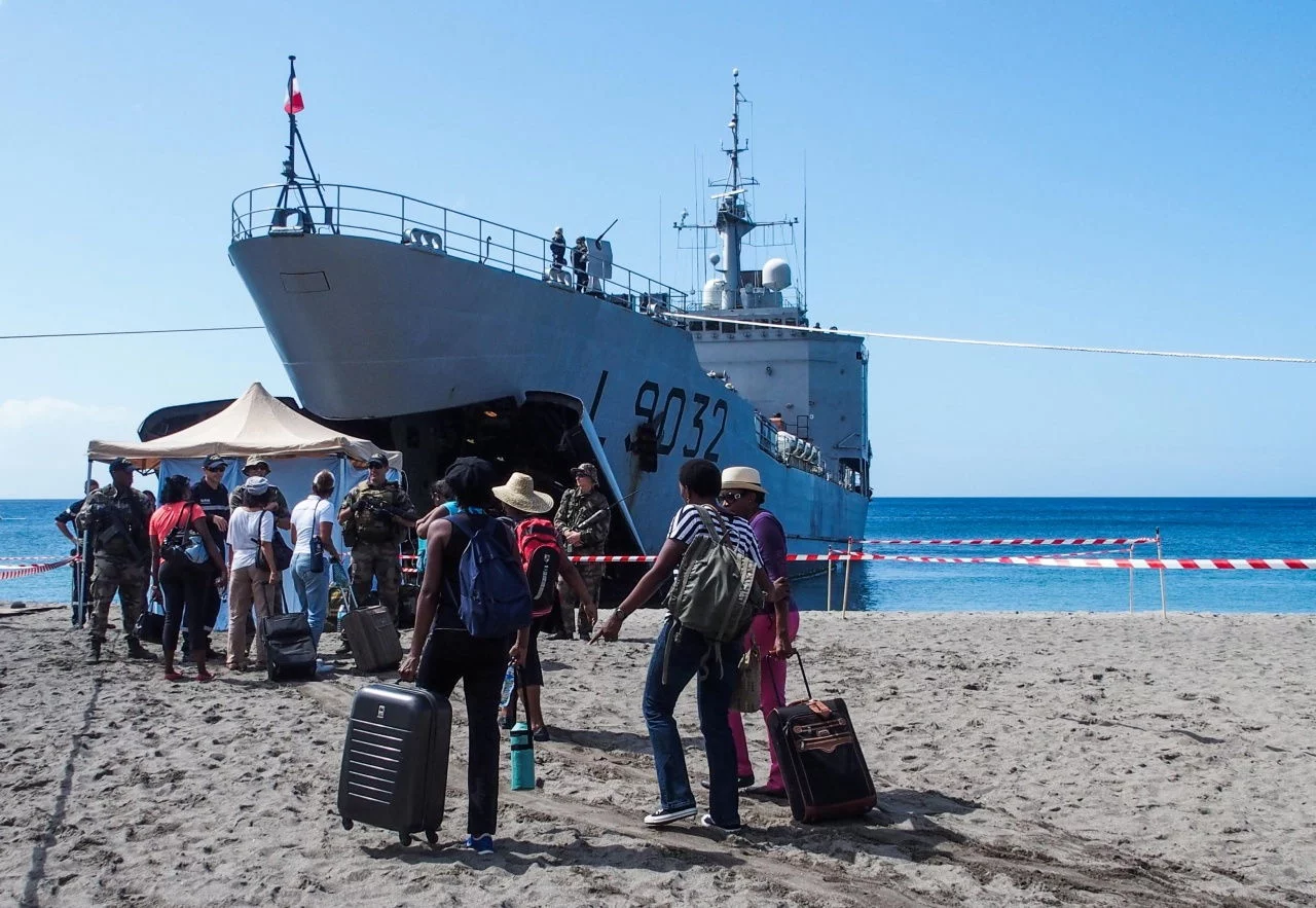 Les élus et la communauté scolaire de Martinique découvrent les opérations d’évacuation de ressortissants