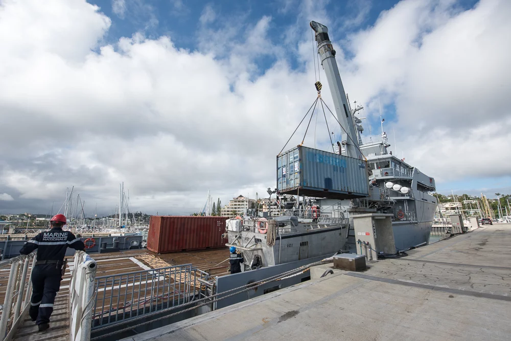Le BSAOM D’Entrecasteaux embarque du fret humanitaire destiné au Vanuatu