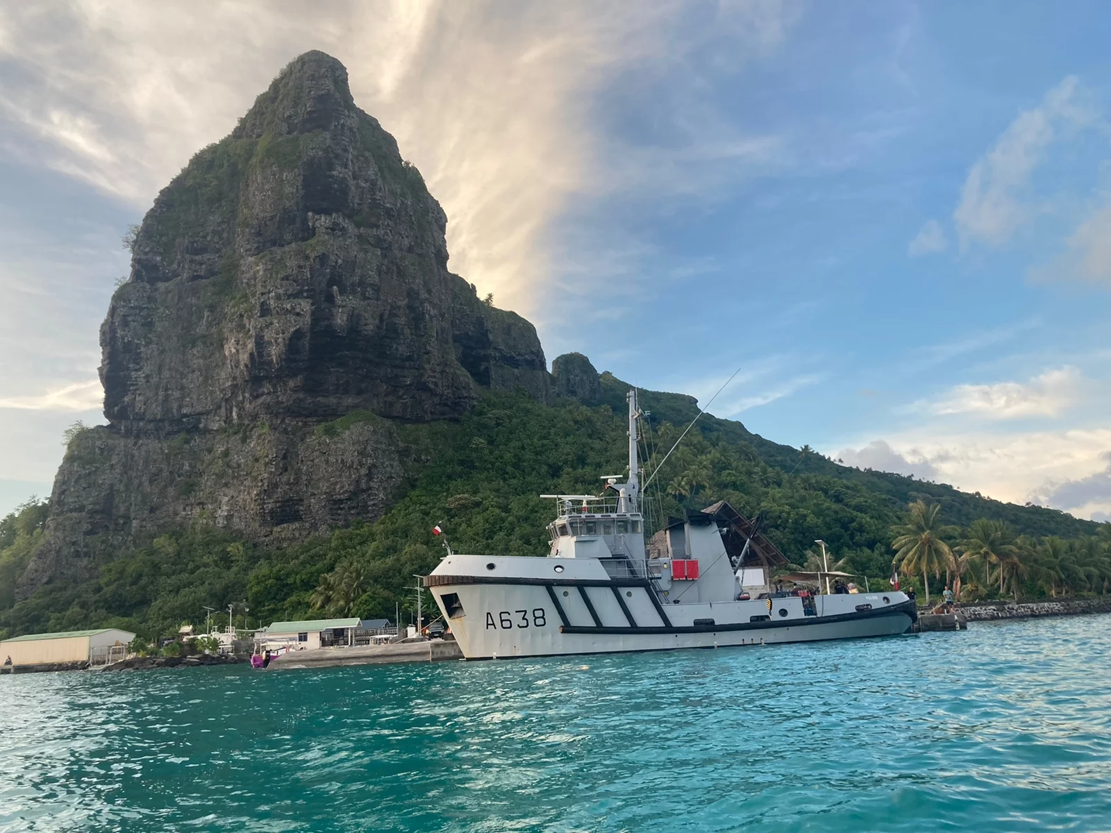 Le Remorqueur Portuaire et Côtier Manini en escale dans les îles sous le Vent