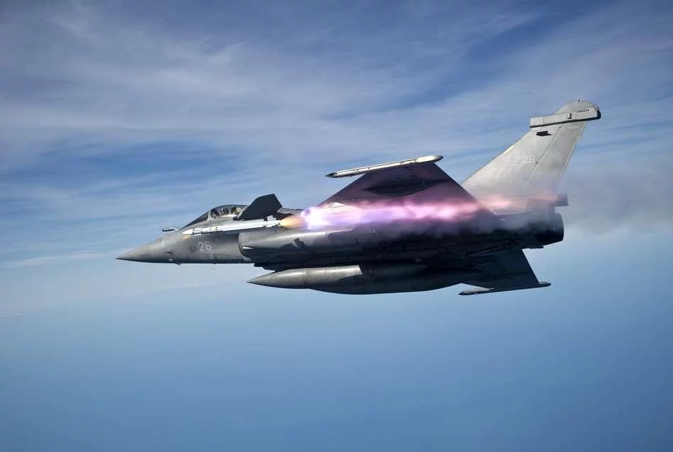 Tir d'un missile Mica depuis un Rafale Marine