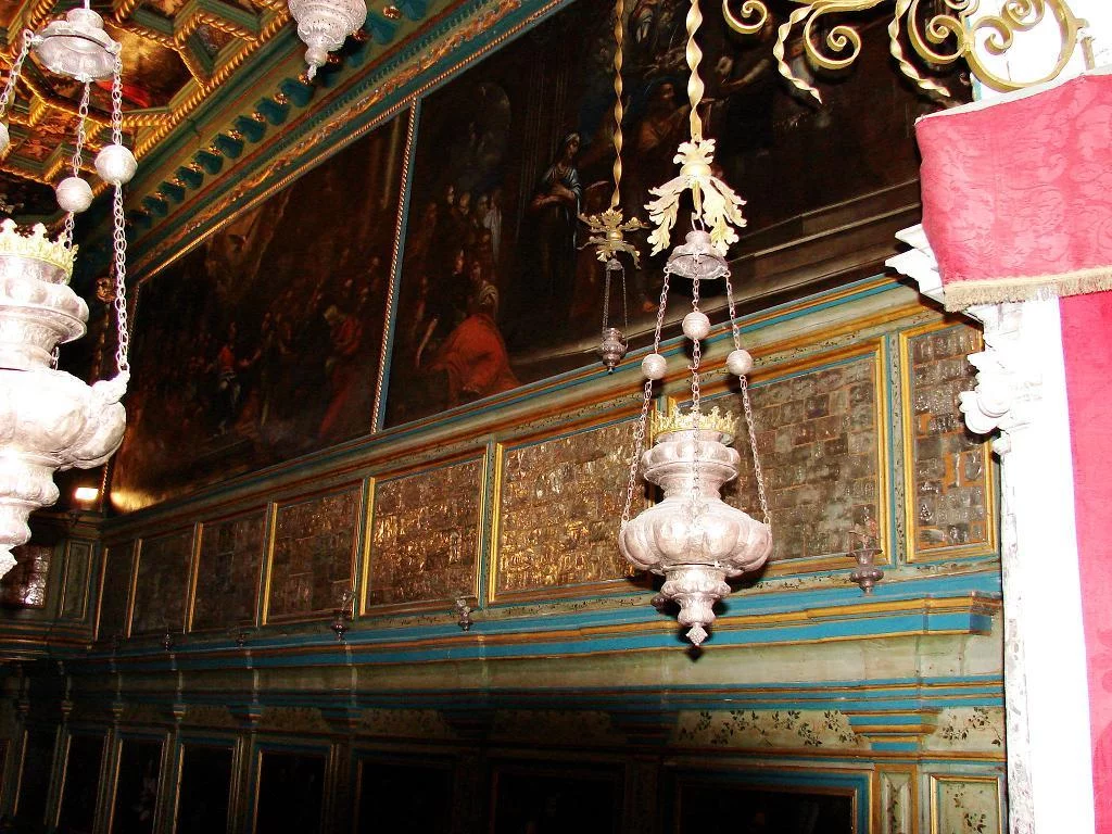 Les murs de la chapelle, magnifiquement décorés