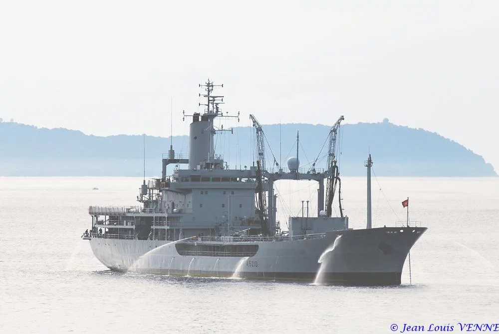 Le pétrolier portugais au mouillage devant Toulon