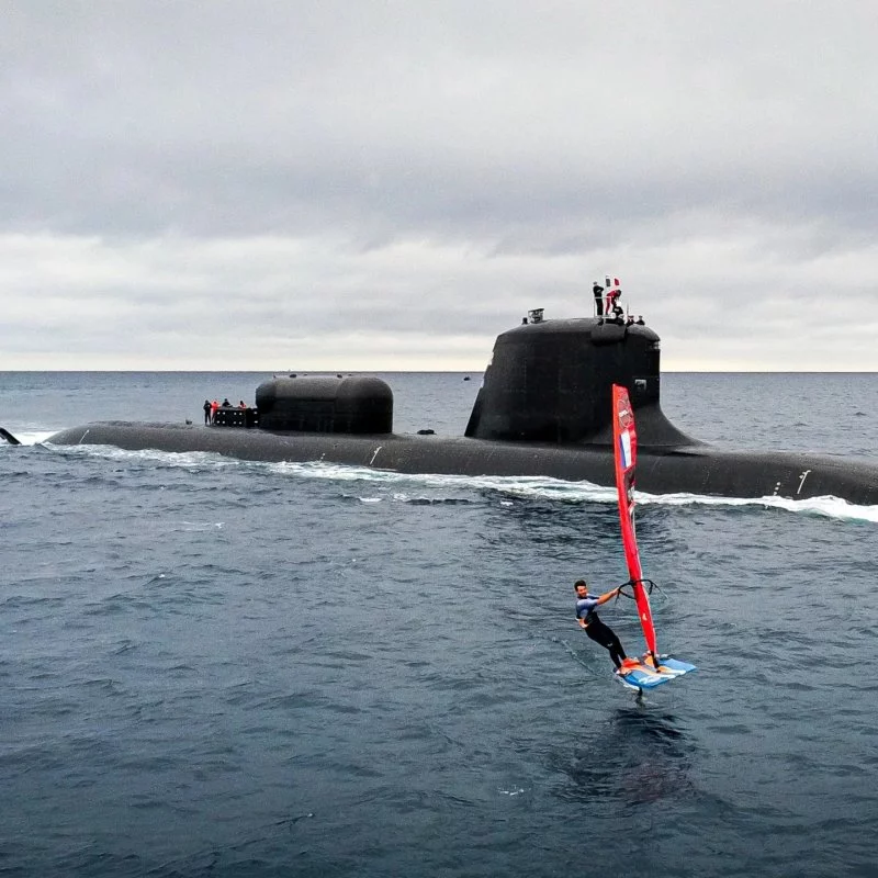 Le QM2 Nicolas GOYARD, athlète de haut niveau et sportif de la défense, naviguant aux côtés du sous-marin Suffren