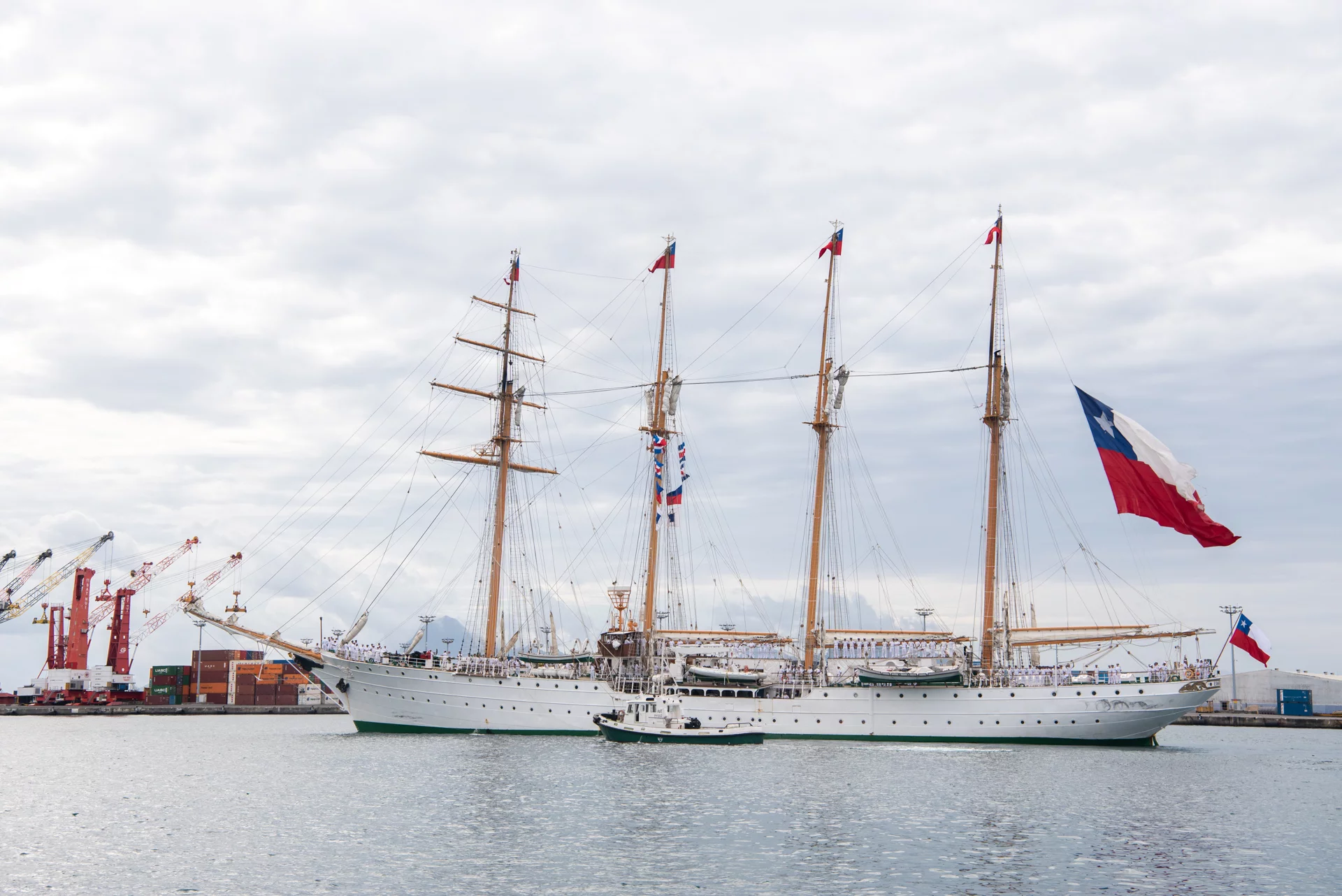 Le bâtiment-école chilien Esmeralda entre dans le port de Papeete
