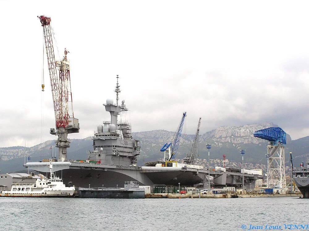 Le Charles de Gaulle sans protection ... provisoirement