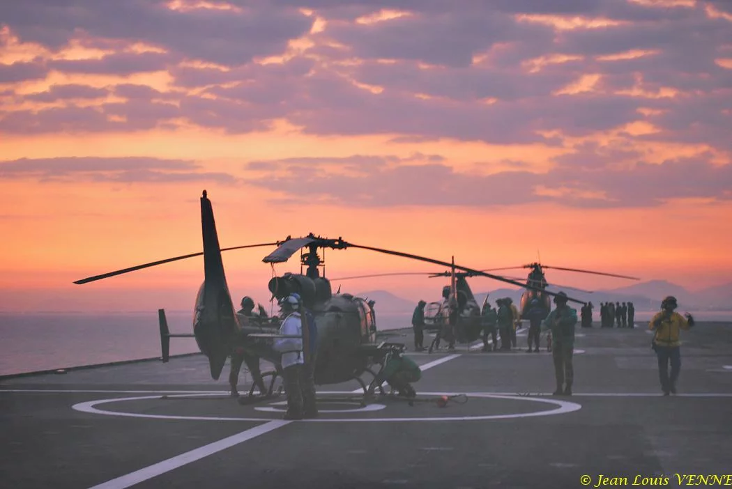Coucher de soleil sur des Gazelle de l'ALAT
