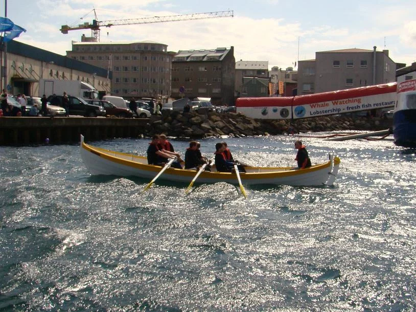 Des membres de l’équipage participent à une course sur un bateau local