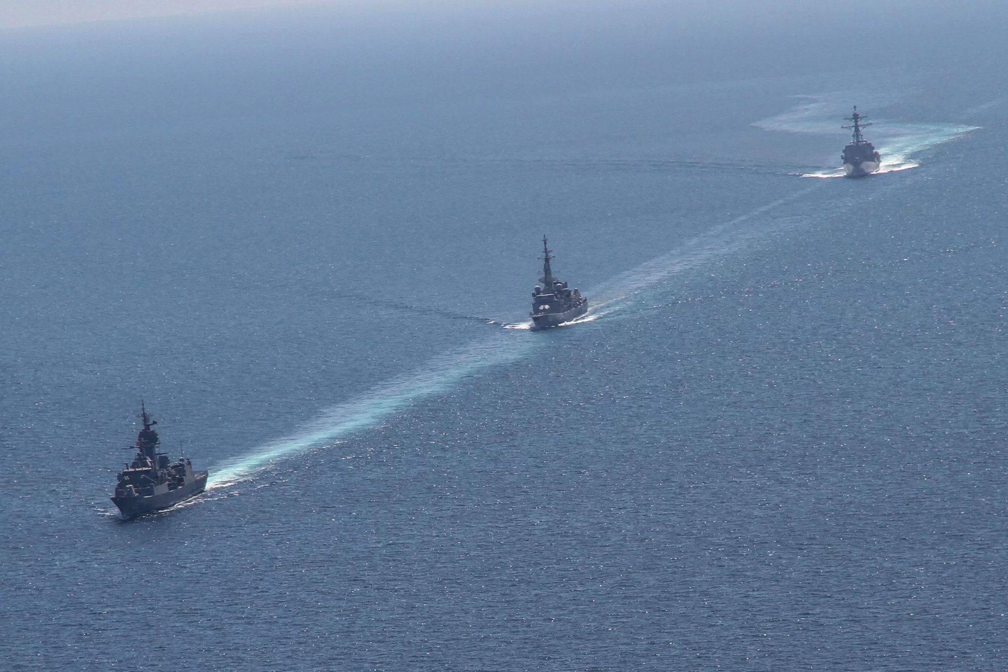 Les frégates française Jean de Vienne, australienne HMAS Warramunga et américaine USS Halsey