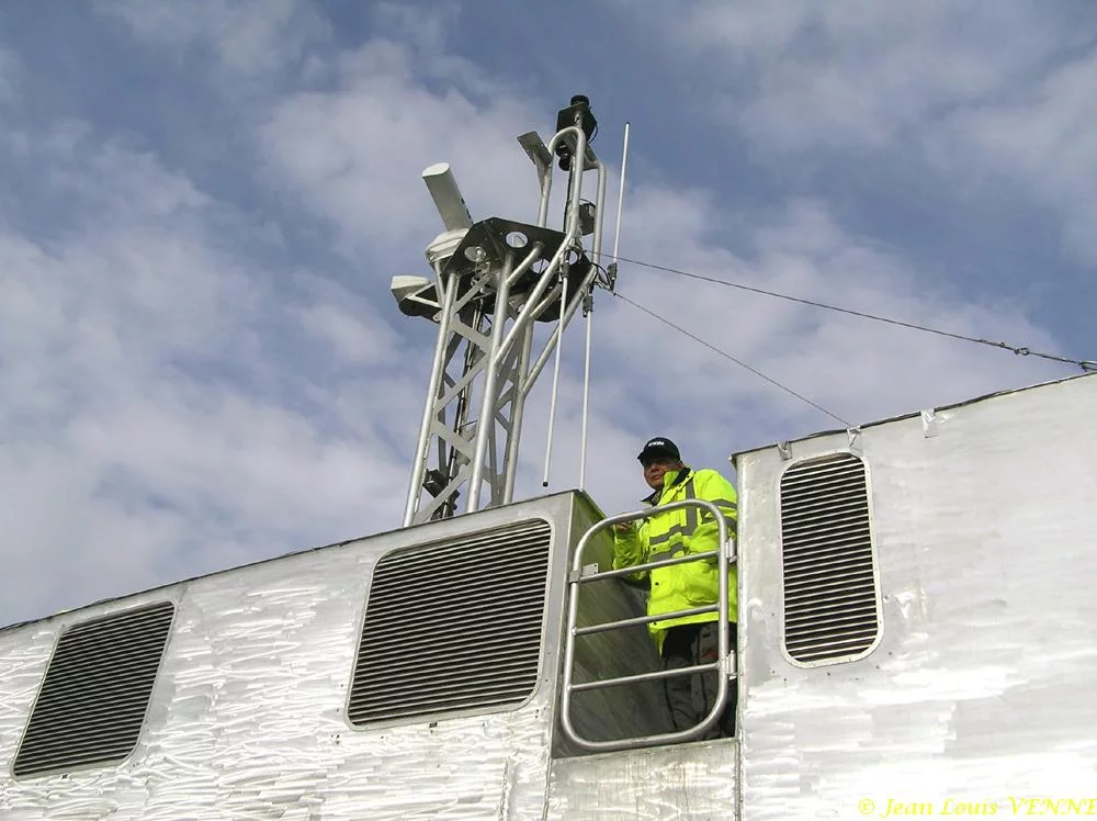 Le mât supportant les feux