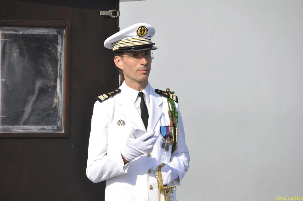 Le nouveau commandant prononce une allocution