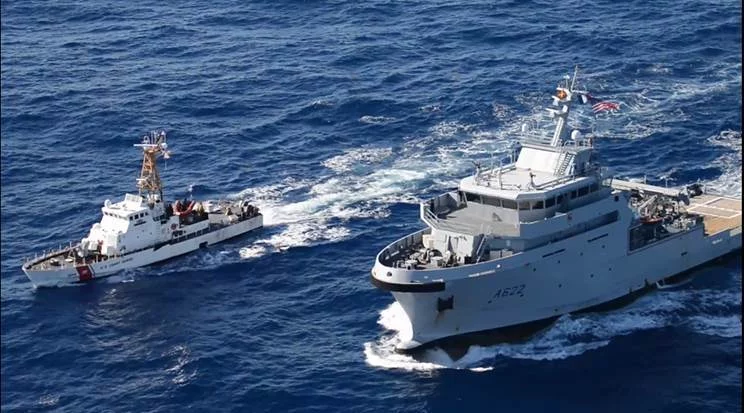 Le Bougainville et un patrouilleur des Gardes-Côtes américains