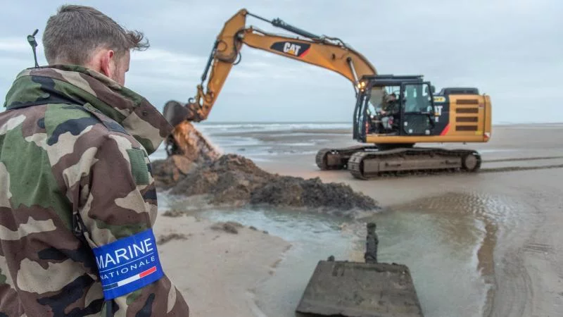 Les plongeurs démineurs préparent la neutralisation de deux pieux Rommel sur la plage de Wissant