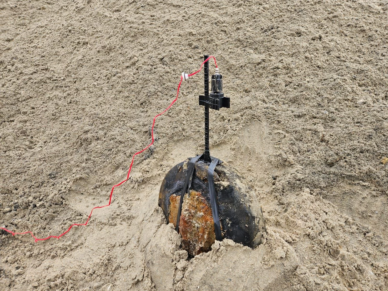 Un obus préparé par les plongeurs-démineurs en vue de sa neutralisation