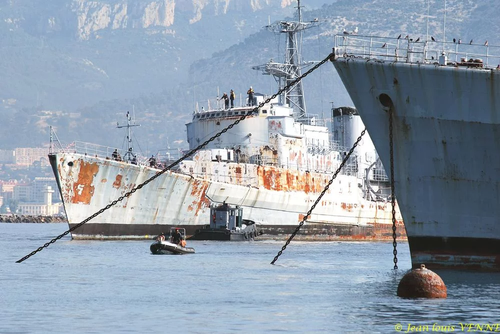 La coque de l’ex-aviso escorteur Commandant Rivière transférée de Saint-Mandrier à la base navale de Toulon